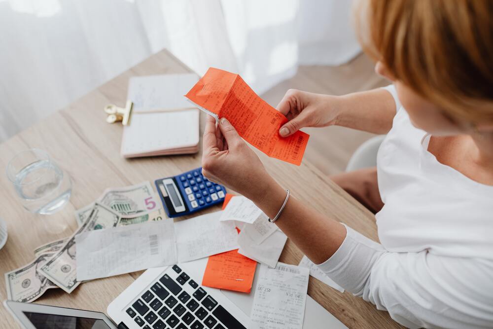 Confused How to Deal with Financial Problems? Here's the Solution!