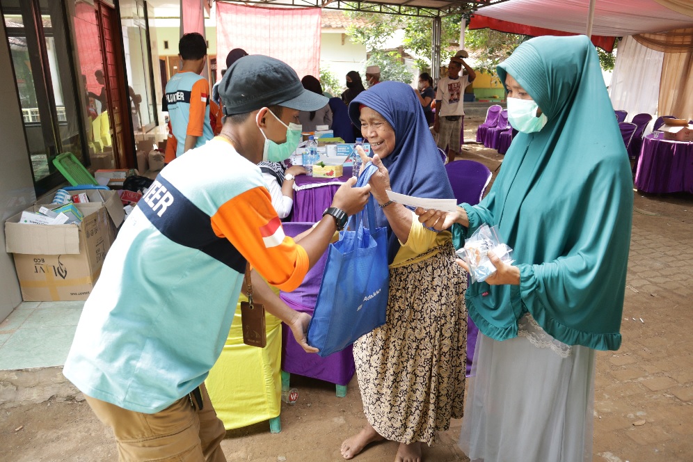Pembagian bantuan paket sembako bagi masyarakat kurang mampu