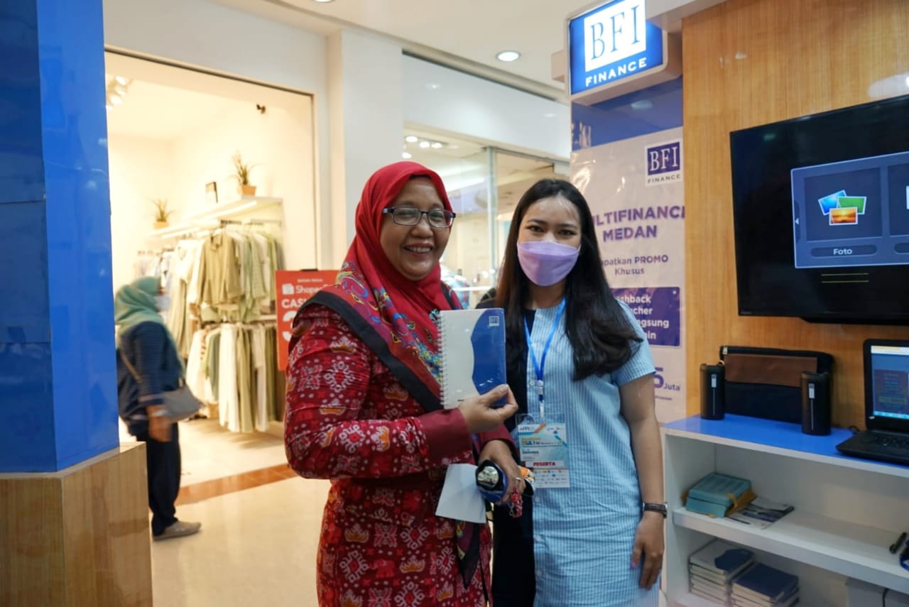 Pengunjung tertarik dengan pembiayaan modal usaha yang ditawarkan BFI Finance