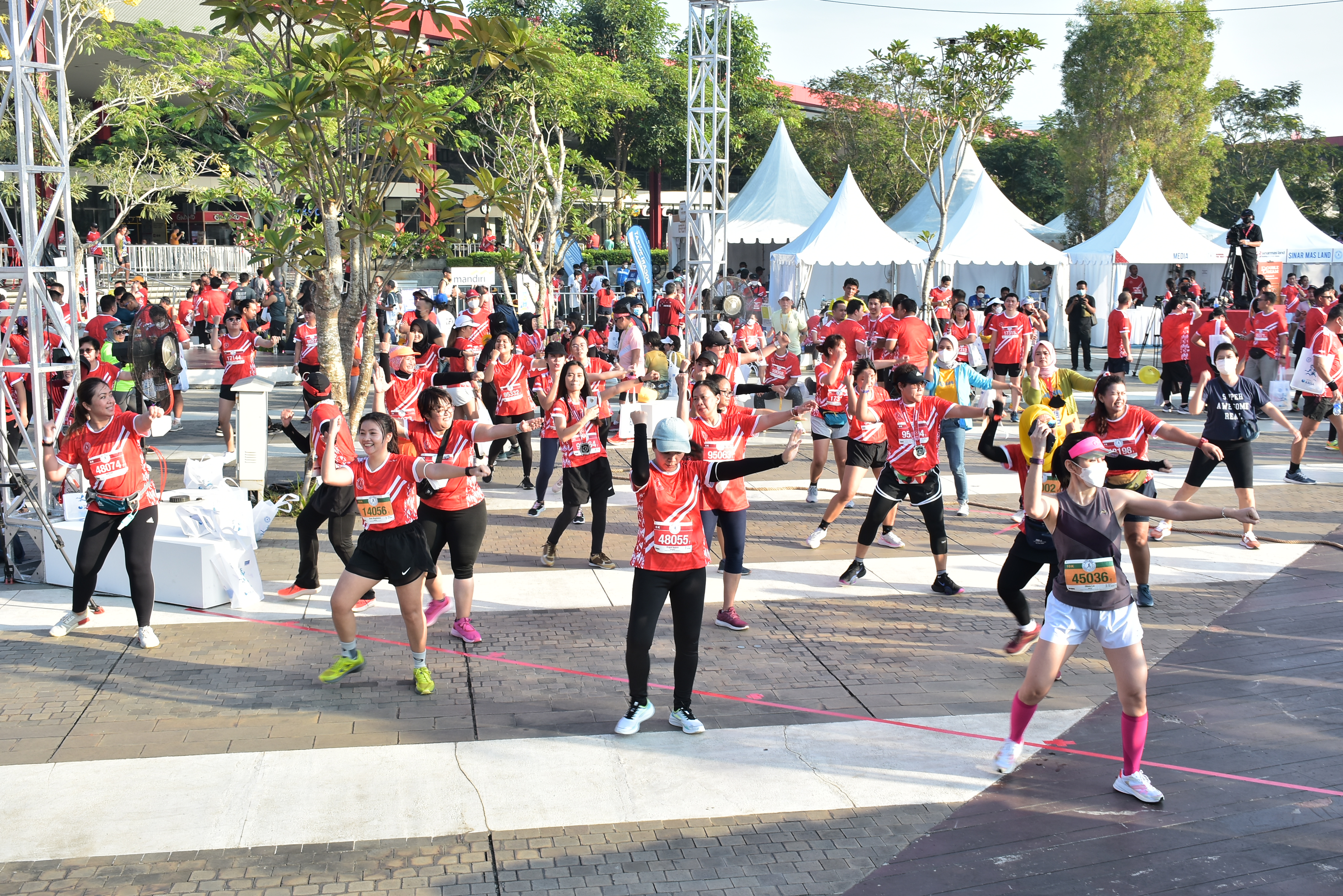 Suasana race village bernuansa merah putih