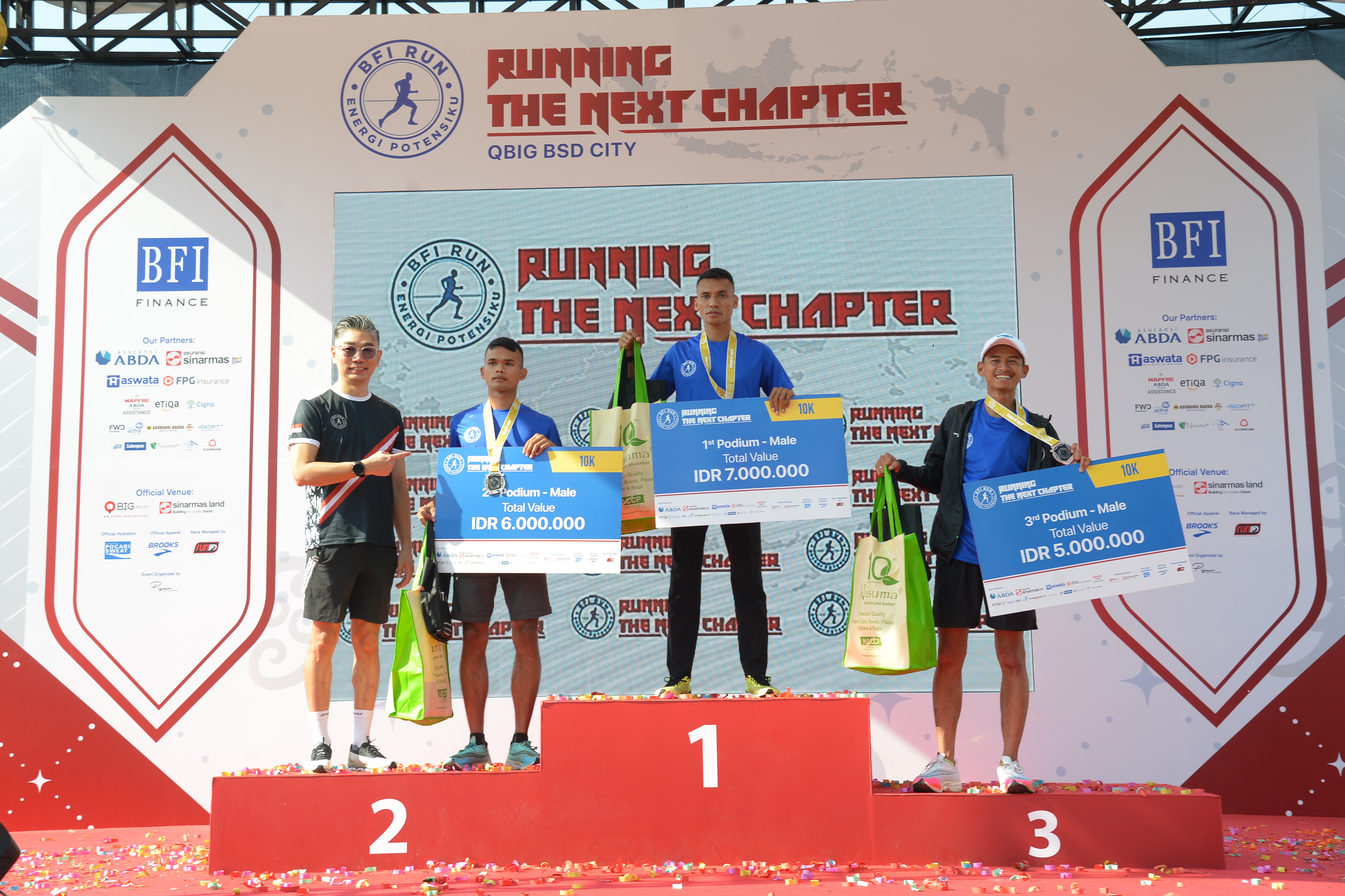 Senyum bahagia para pemenang podium 