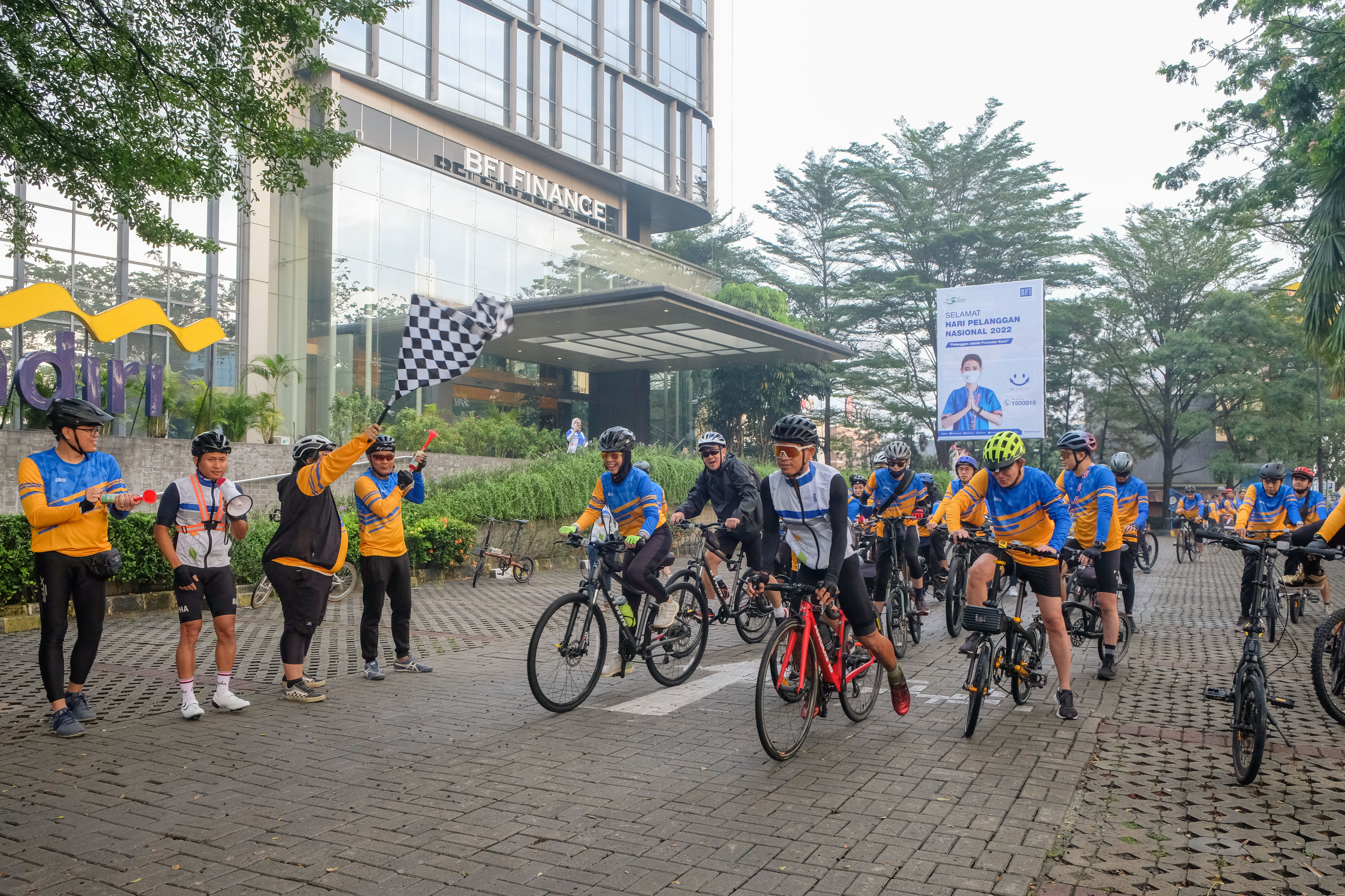 Gowes Bareng BFI Finance Peringati Hari Pelanggan Nasional