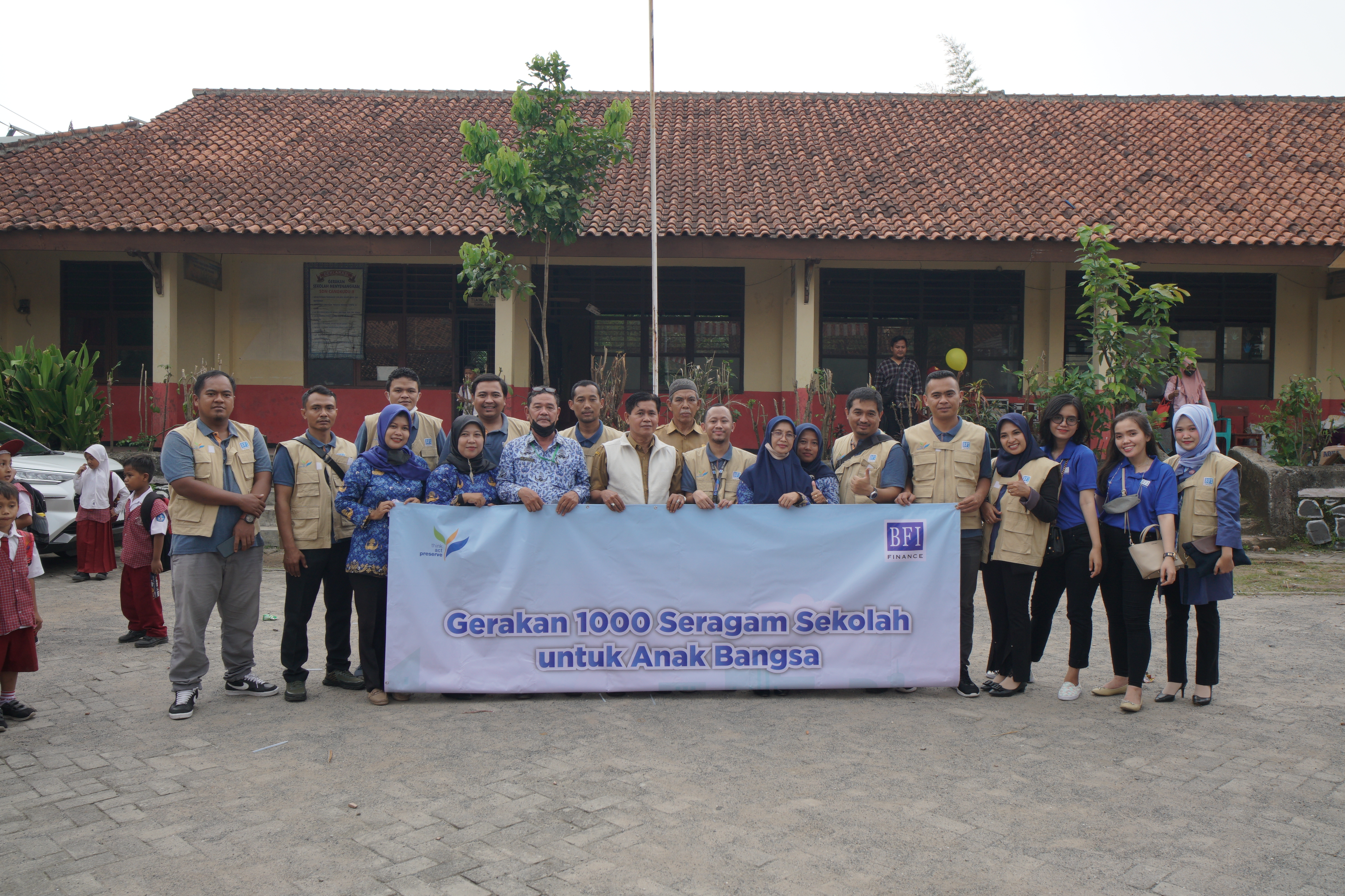 Packages of school uniforms for elementary students in Balaraja, Tangerang