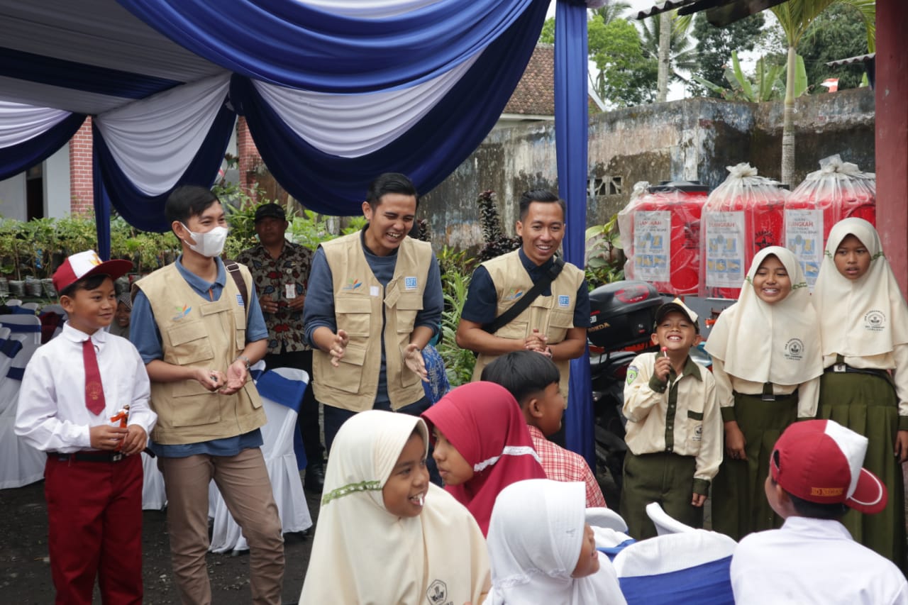 BFI Finance employees interact with children affected by the Semeru eruption