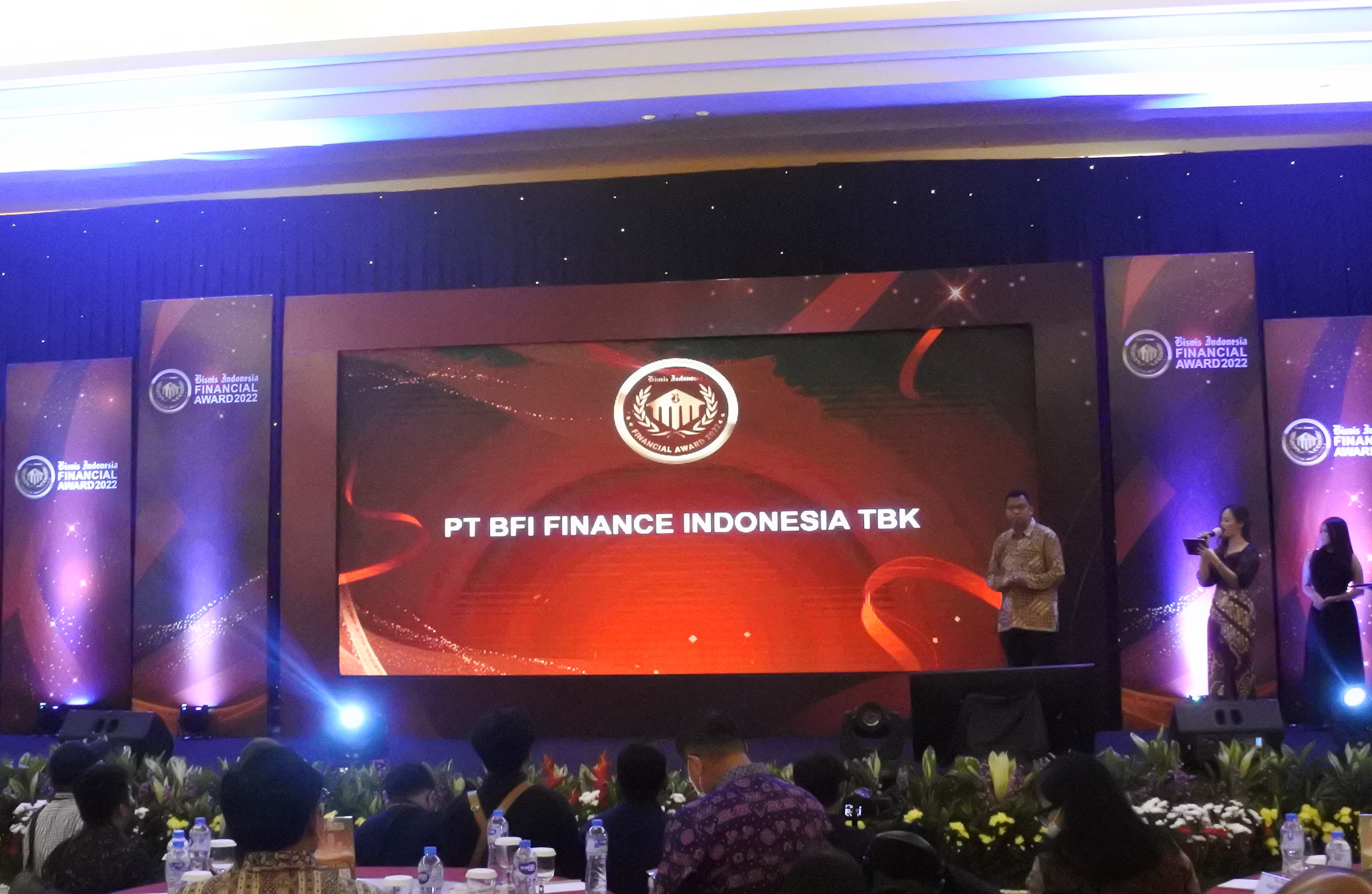 BFI Finance menerima dua trofi atas kinerja dan prestasinya