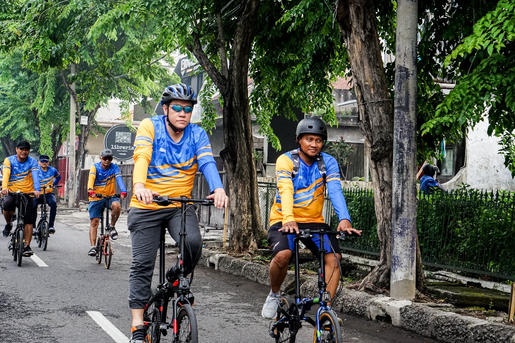 Bersepeda menuju lokasi penanaman
