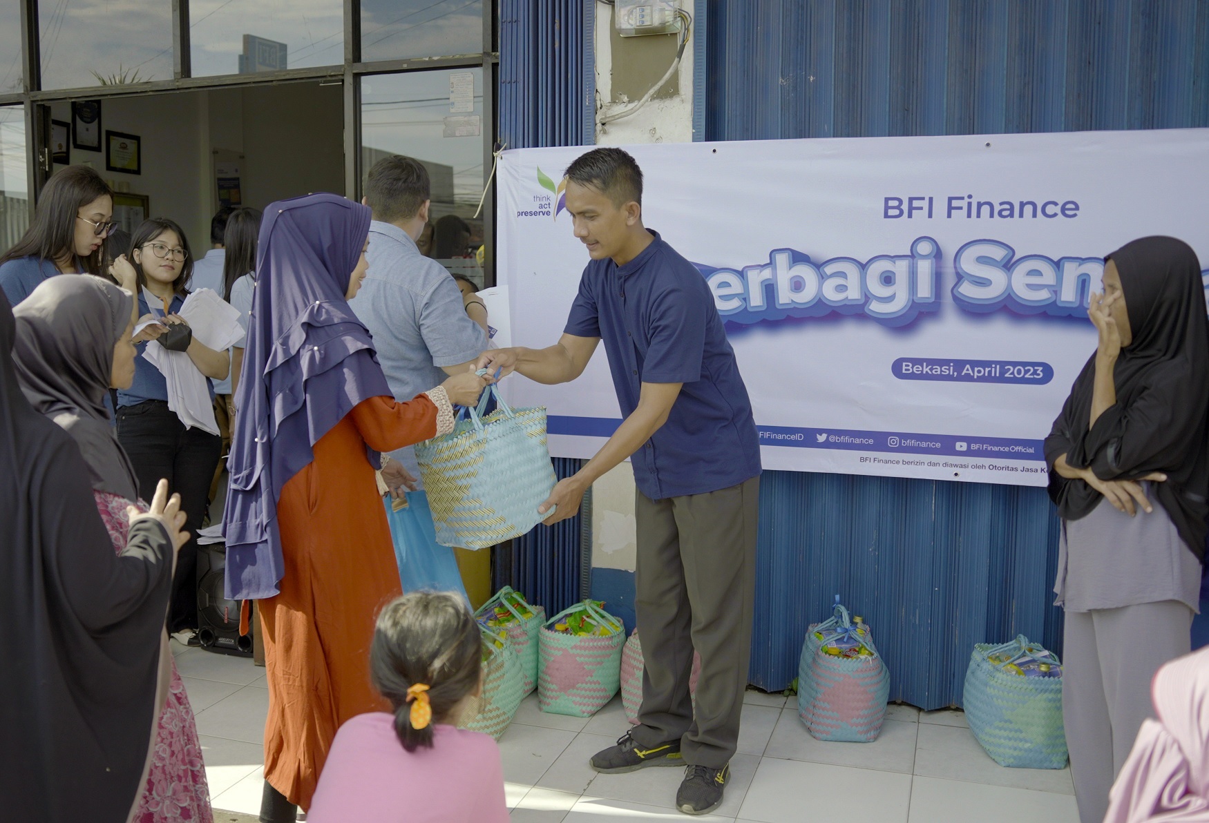 BFI Finance Distributes Takjil Packages in Various Areas and Grocery Packages in Bekasi 