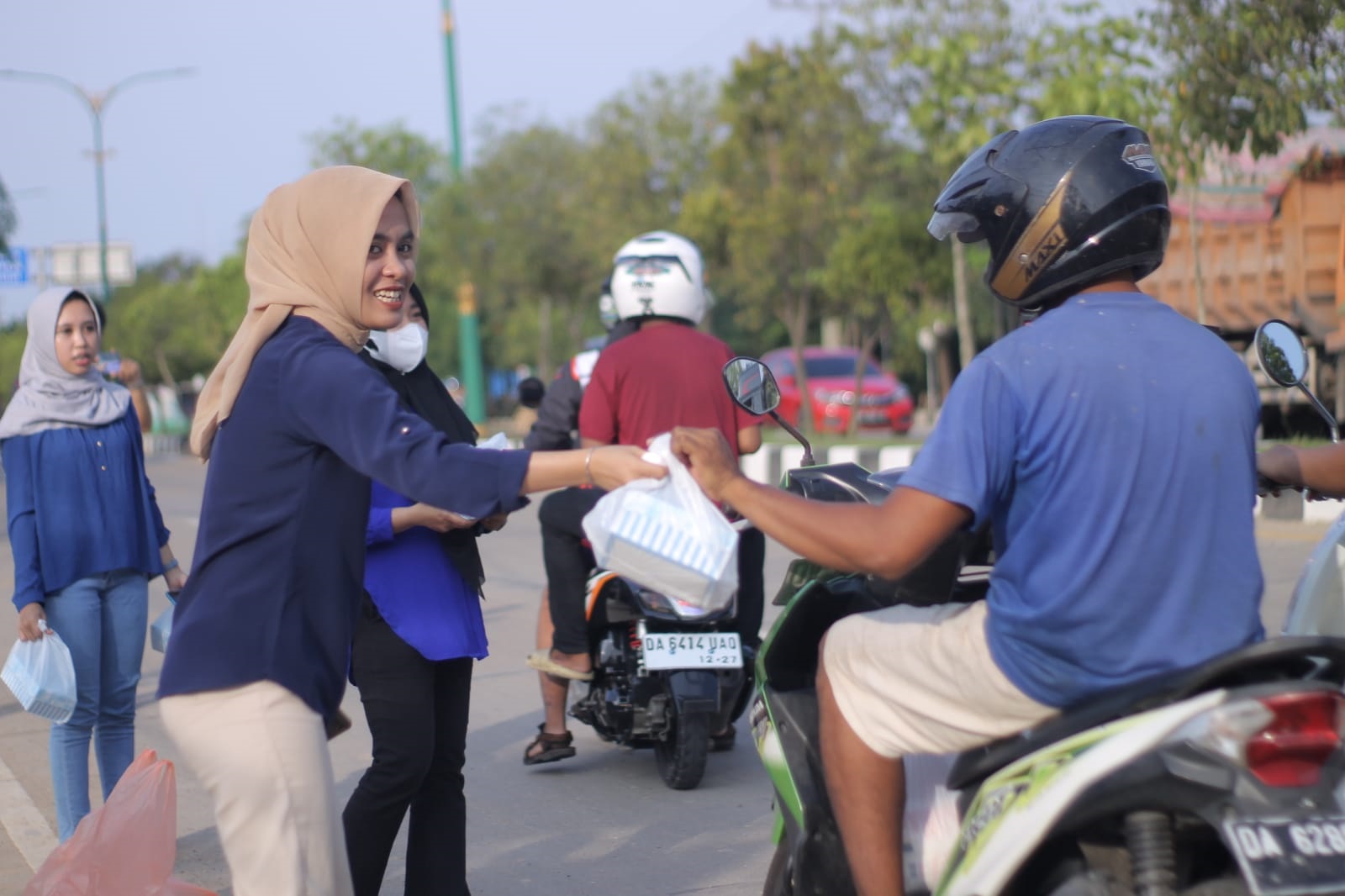 The team from Tanjung branch office distributes takjil outside the office
