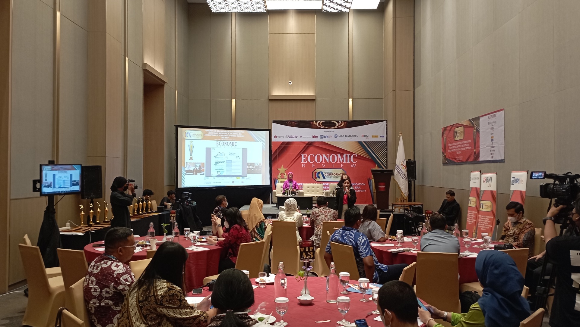 The appreciation event for public and non-public companies, state-owned enterprises (BUMN), and regionally owned enterprises (BUMD) is held by Economic Review magazine