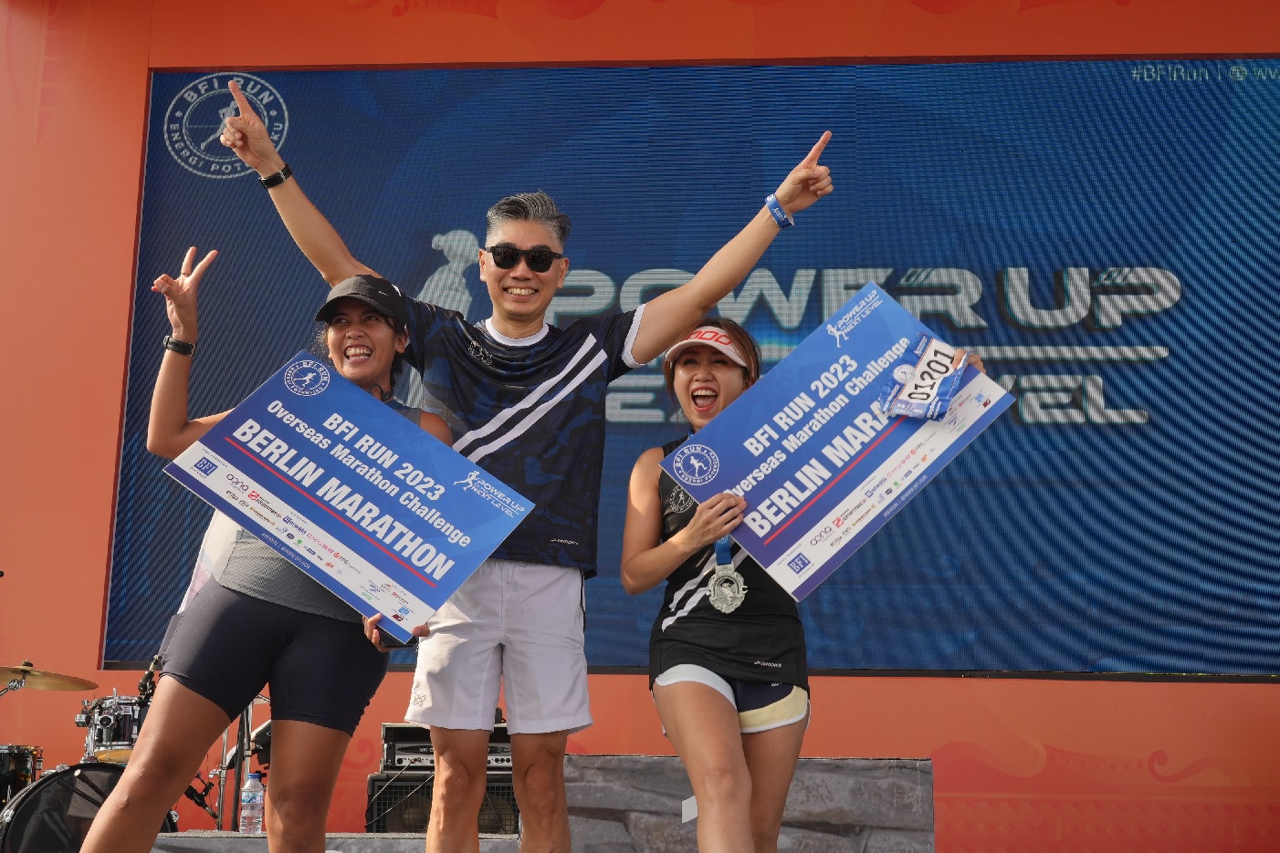 Winners of Berlin Marathon 2023 prize with Business Director of BFI Finance, Sutadi