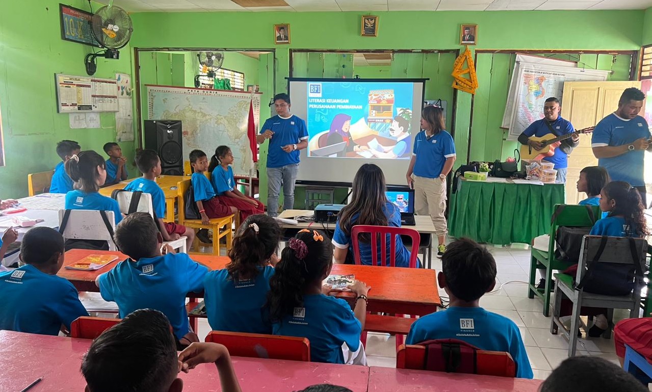 Sesi edukasi keuangan yang dibawakan oleh karyawan BFI Finance