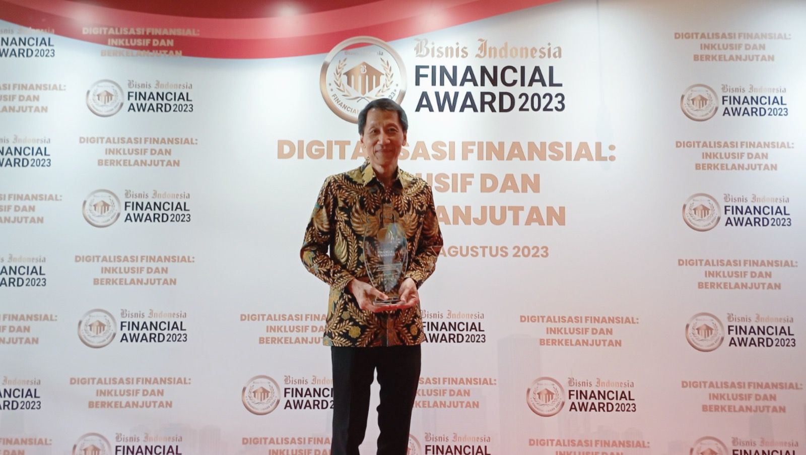 Andrew Adiwijanto, Direktur Operasional dan SDM  mewakili Perusahaan menerima penghargaan 