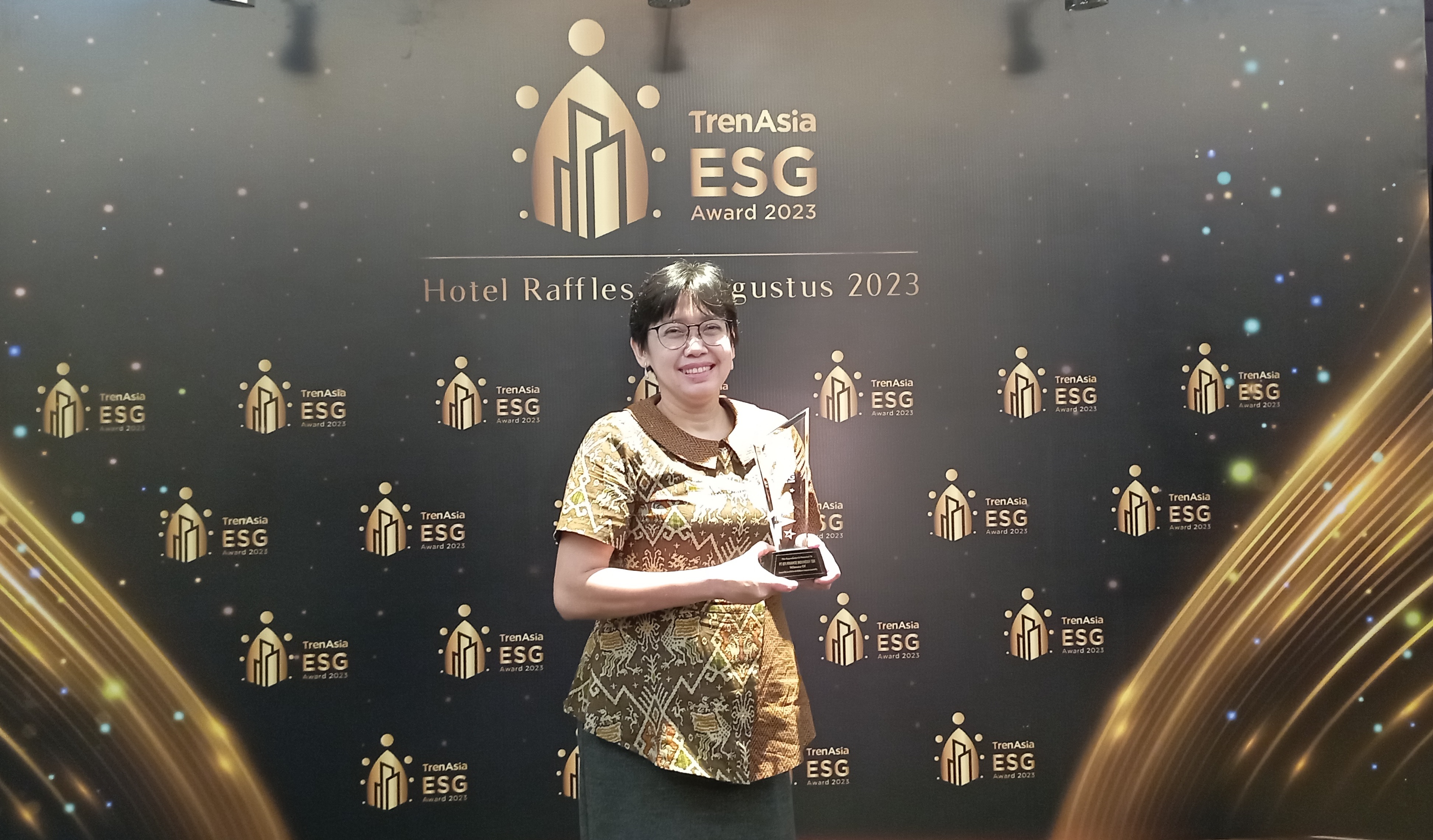 Francisca Susilawati as Corporate Communication, CSR & CPDM Head of BFI Finance represents the company to receive the award