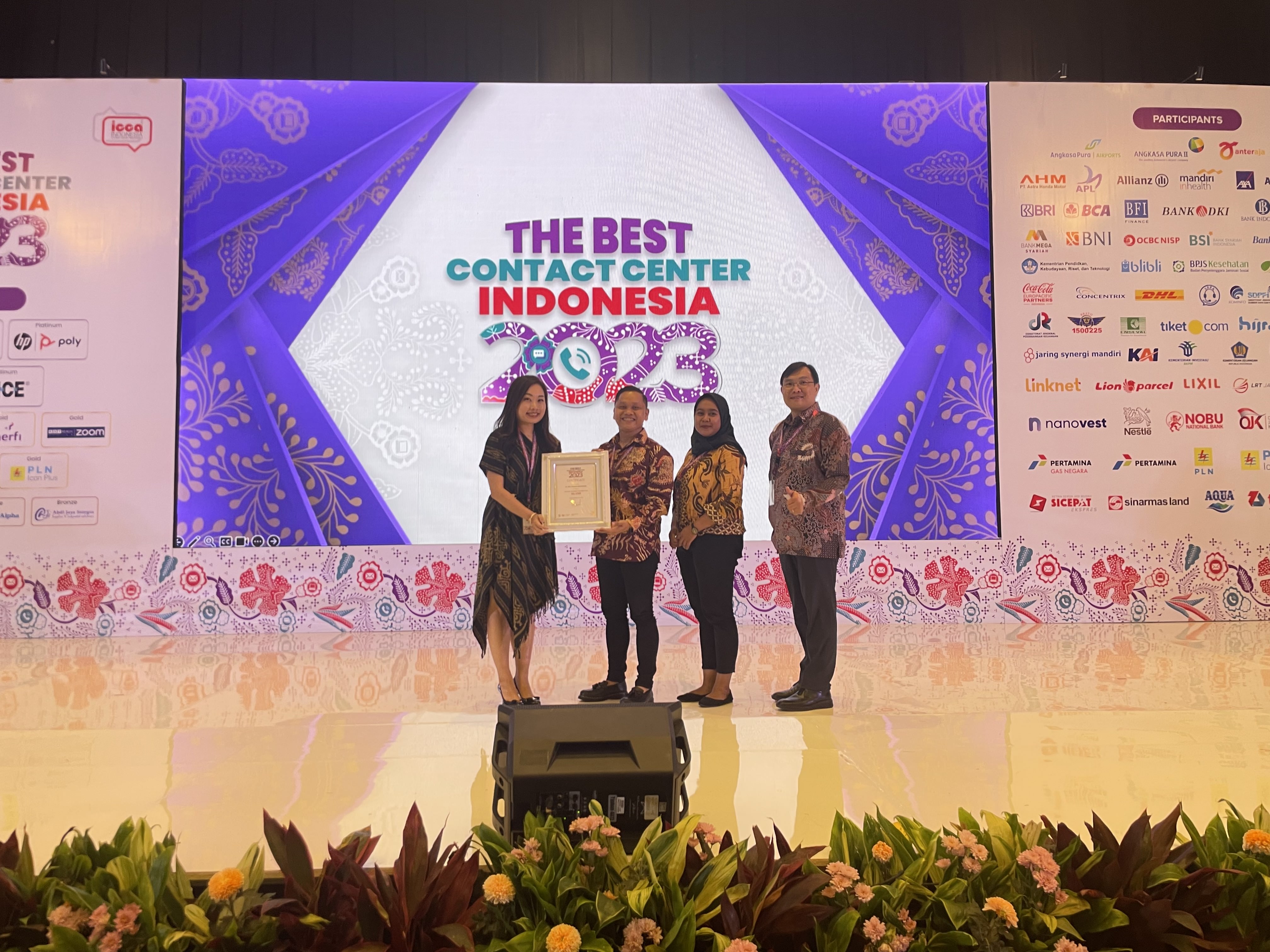 Isnan Choir Nasution (Telemarketing Motorcycle & Digital Performance Head) and Nurul Hasanah (Direct & Telemarketing OS Partnership Supervisor) represent the company to receive the award