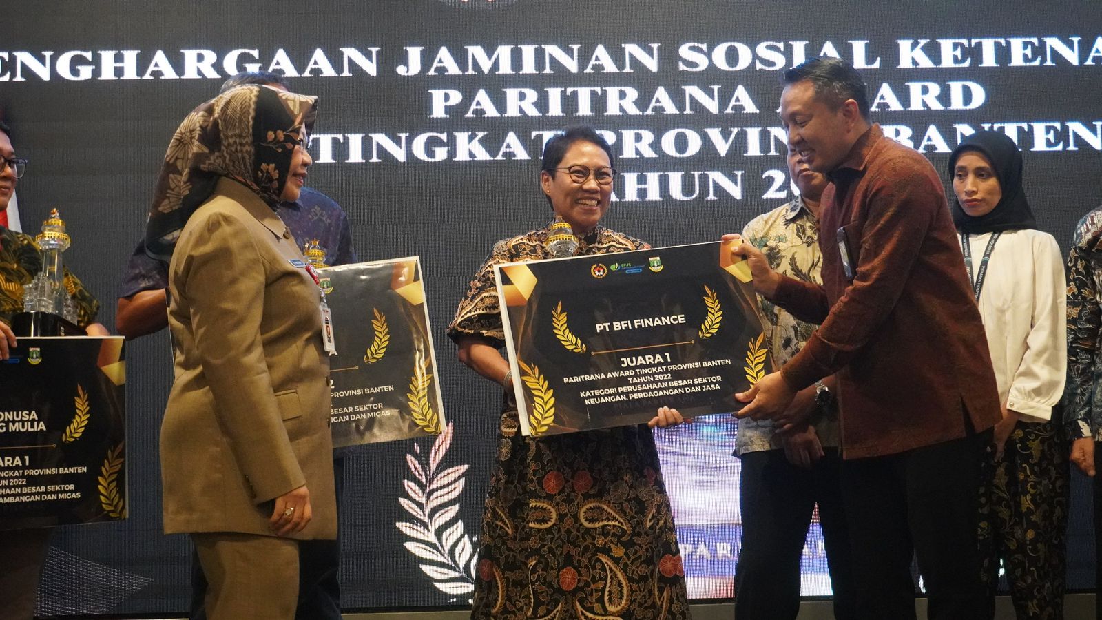Elizabeth Vivi Jeki (Human Capital Head) mewakili perusahaan menerima penghargaan