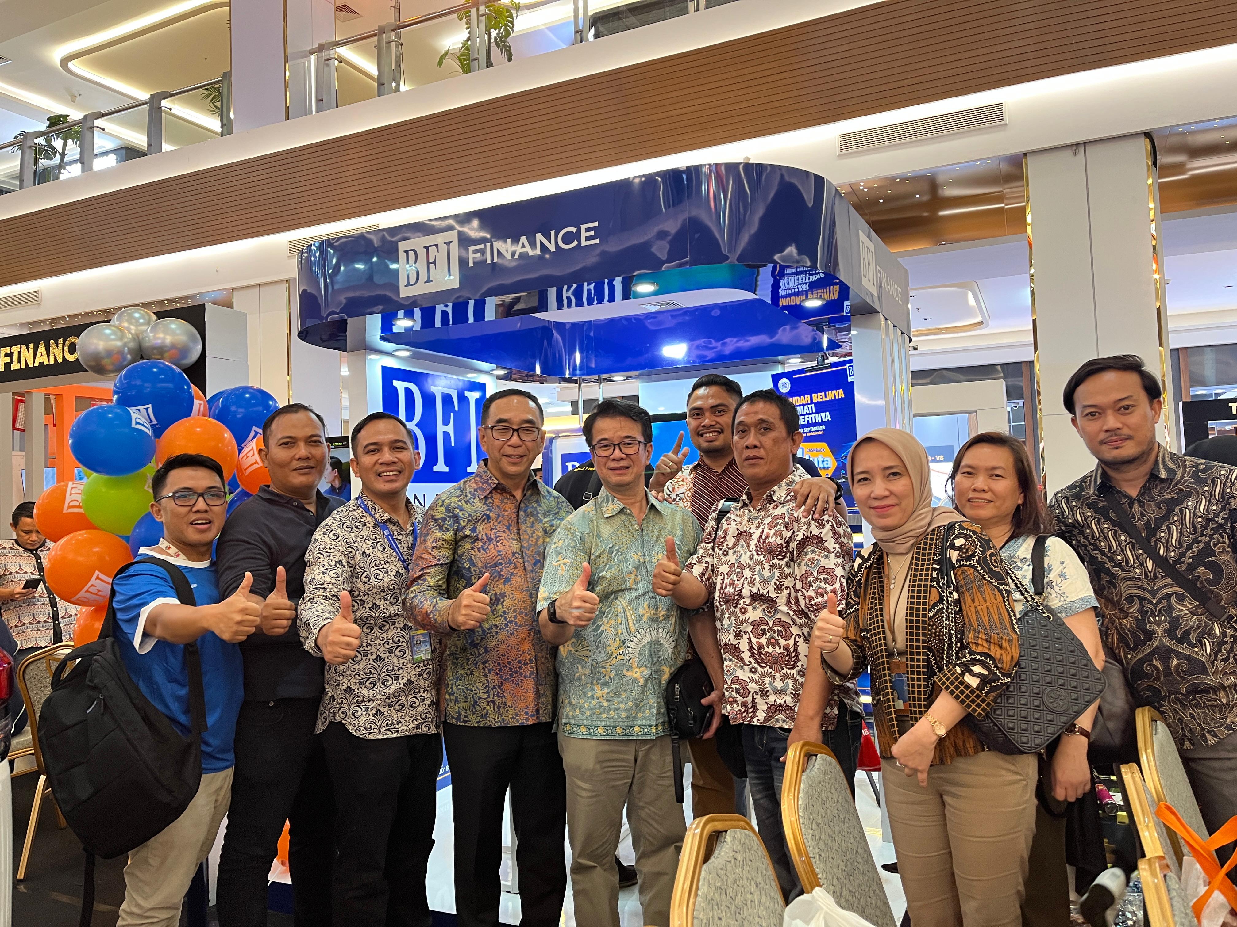 Suwandi Wiratno, Ketua Umum APPI (keempat dari kiri) berkunjung ke booth BFI Finance