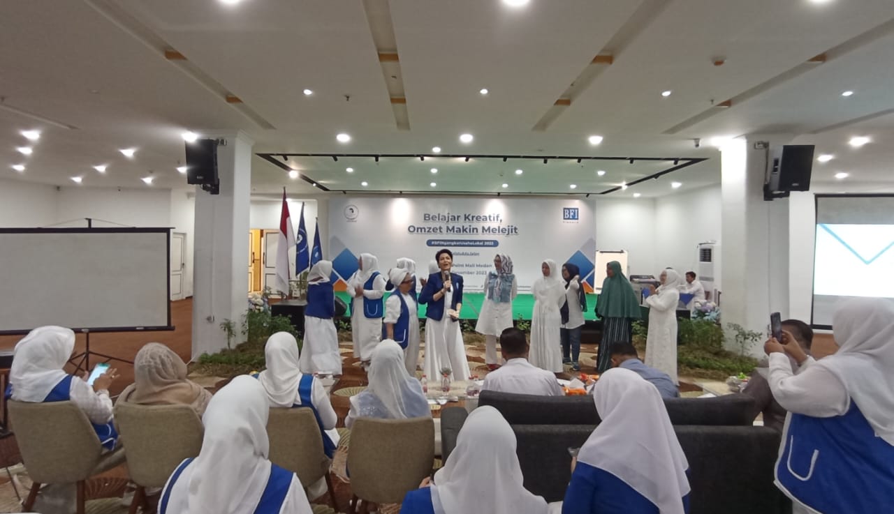 Participants are enthusiastic during a seminar on entrepreneurship in Medan
