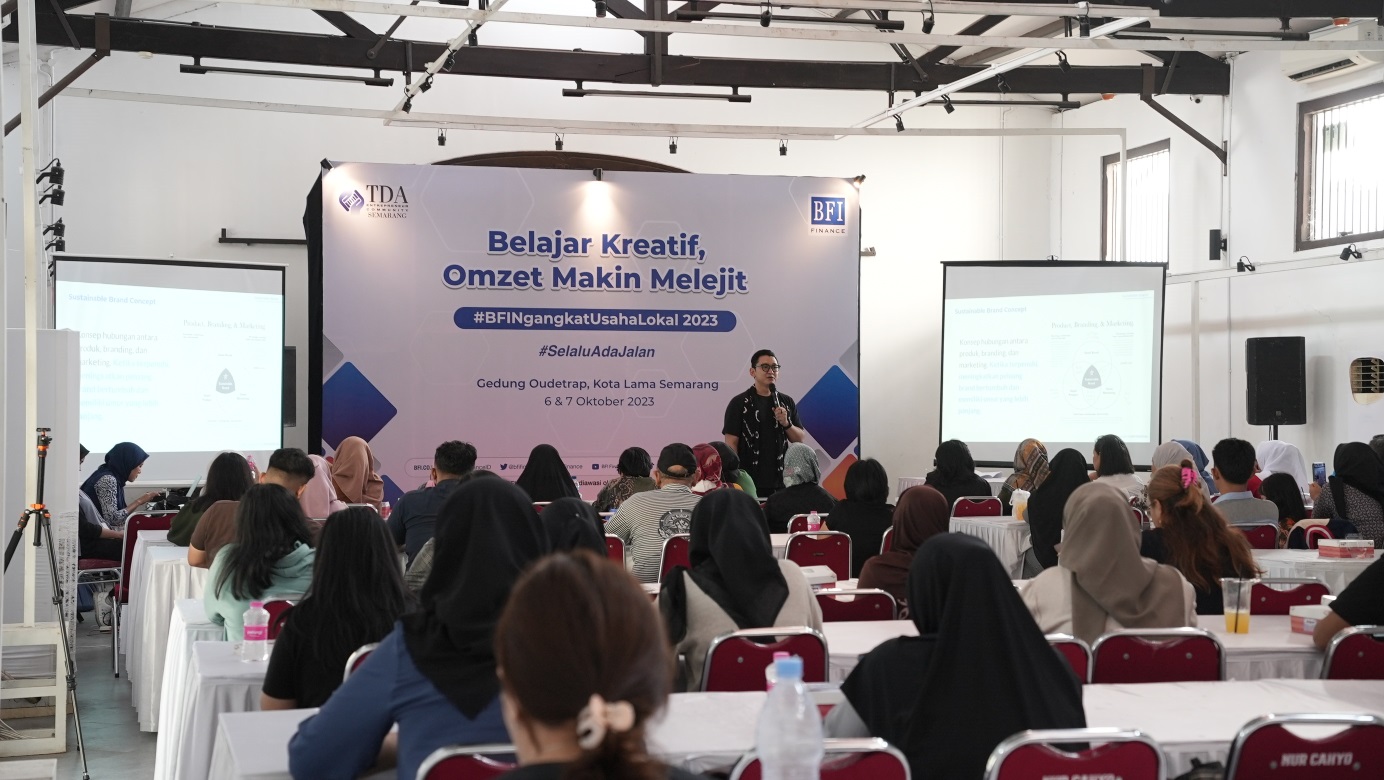 A speaker shares his knowledge and experiences as an entrepreneur