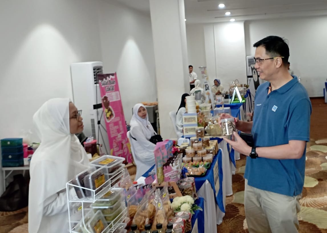Sudihartono, General Manager of Business for Sumatra Region greets bazaar participants