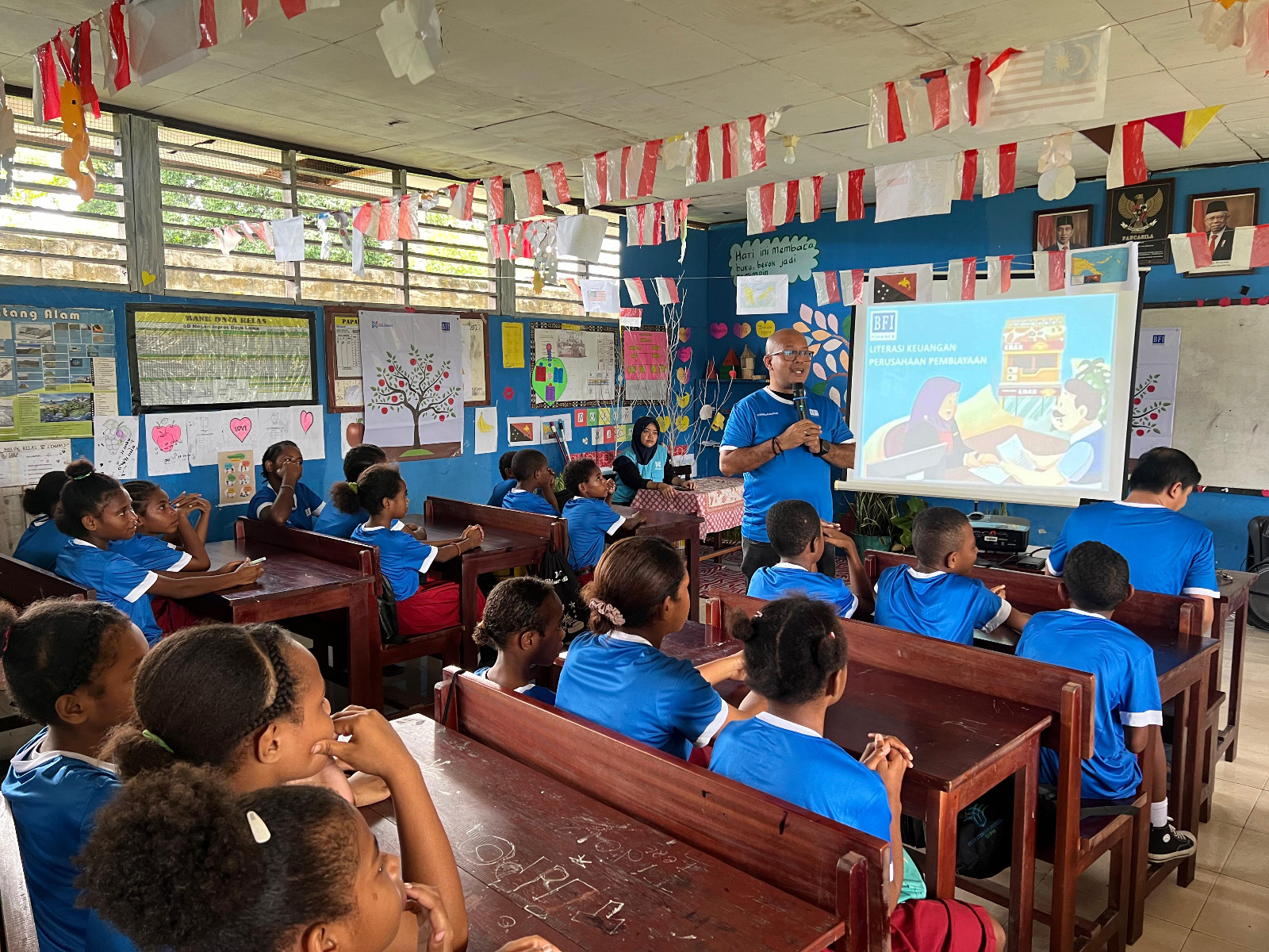 The financial education session is presented by Marsi Noya (BFI Finance’s Area Manager of Manampa branch office)