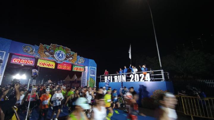 Start of marathon category at 4:30 a.m. Western Indonesia Time (WIB)