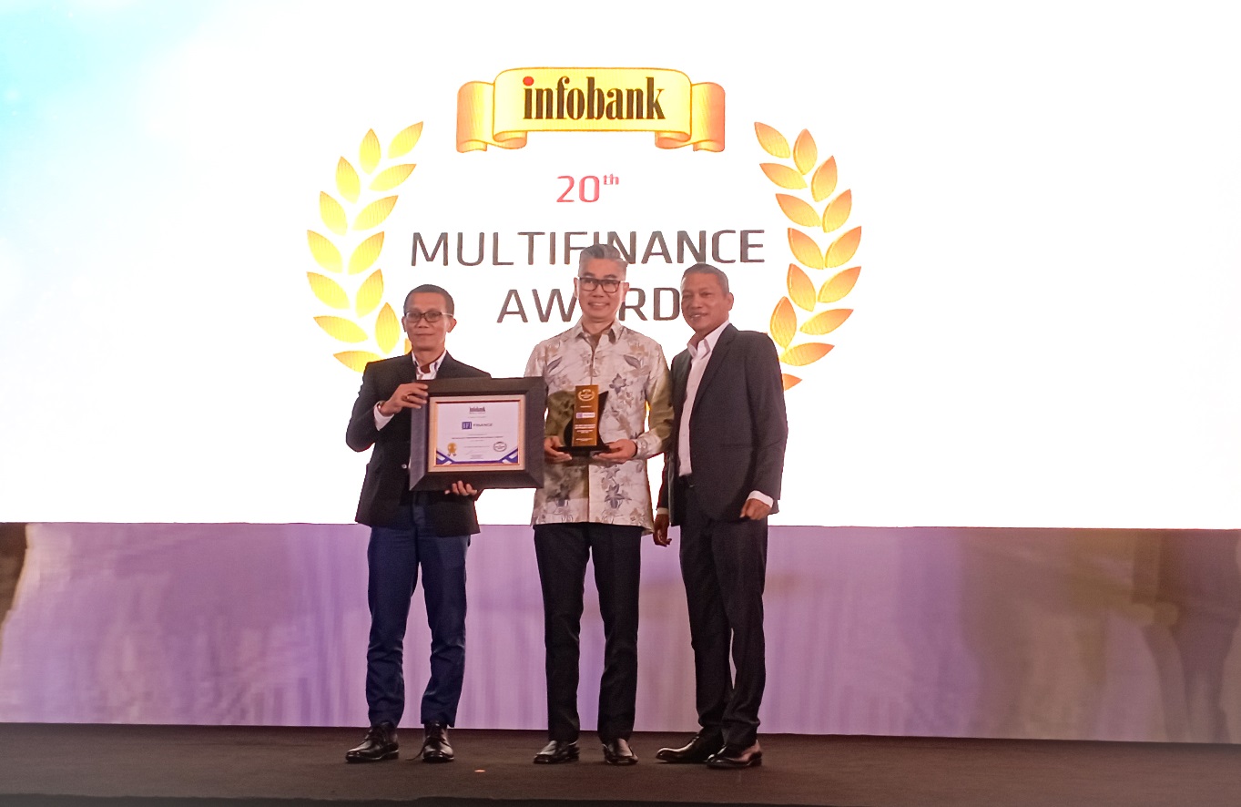 Awards for BFI Finance are received by Sutadi (BFI Finance’s Director of Business and Asset Management)