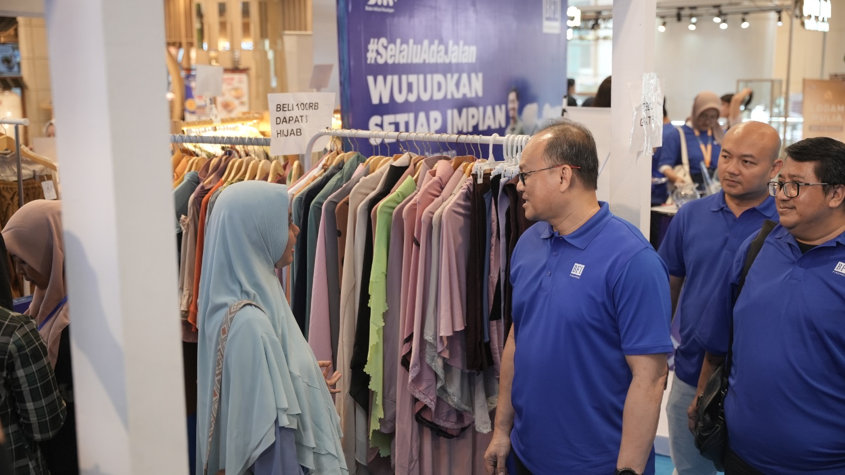 Jajaran Manajemen BFI Finance menyapa pelaku UMKM di stand bazar