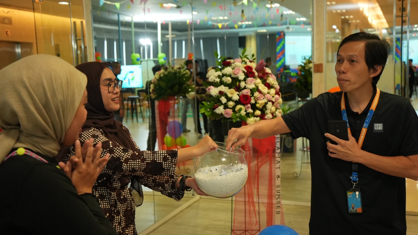 Enthusiastic employees during BFI Finance’s anniversary celebration