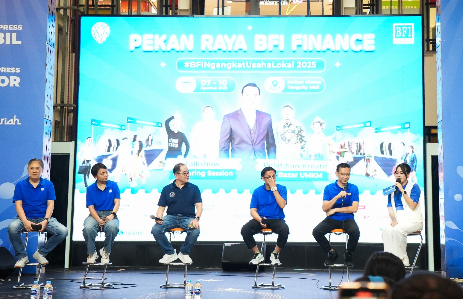 Direktur Rudy Eddywidjaja (ketiga dari kiri) dan Manajemen menjelaskan keunggulan produk pembiayaan BFI Finance 