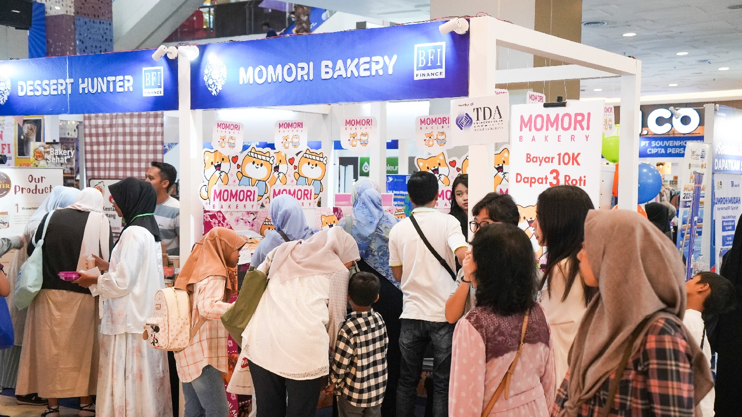 Puluhan tenant menawarkan aneka produk menarik
