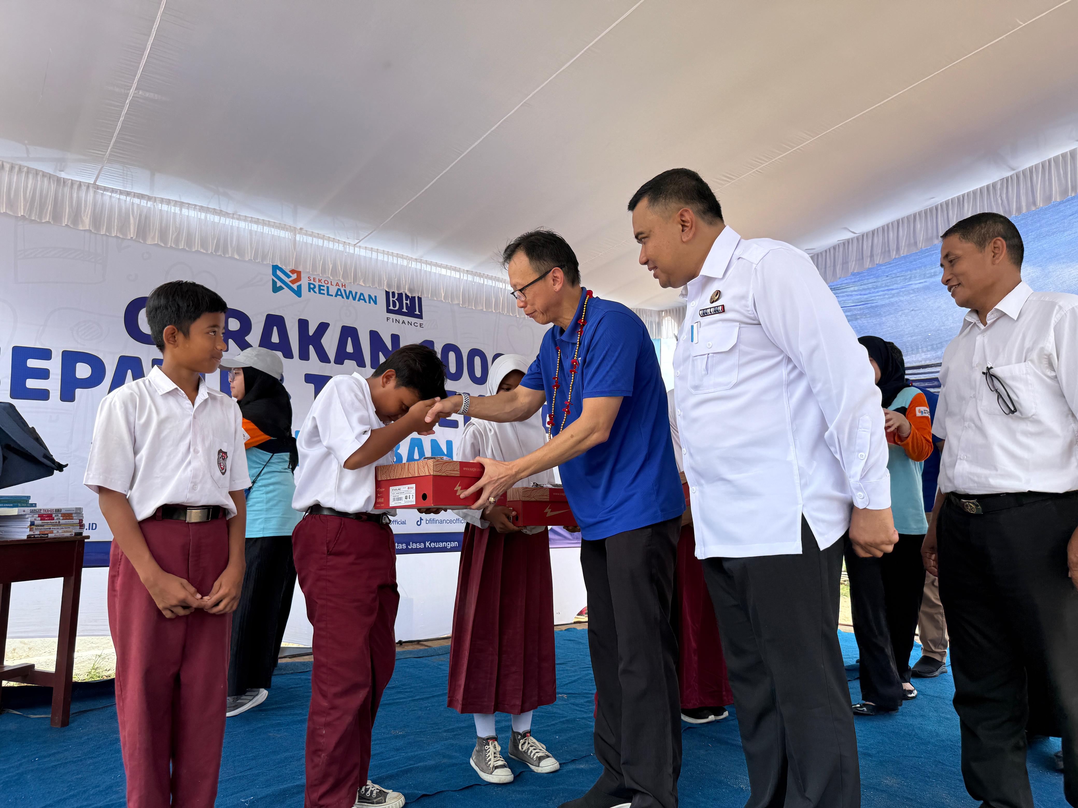 The aid package was handed over by BFI Finance and witnessed by the Education and Culture Office of Central Lampung Regency