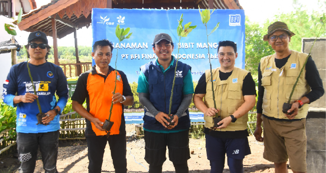 Area Manager of BFI Finance for Surabaya 2 Region Sonny Setiawan (second from right) plants mangrove seedlings in Banyuwangi, East Java (12/6/2025)