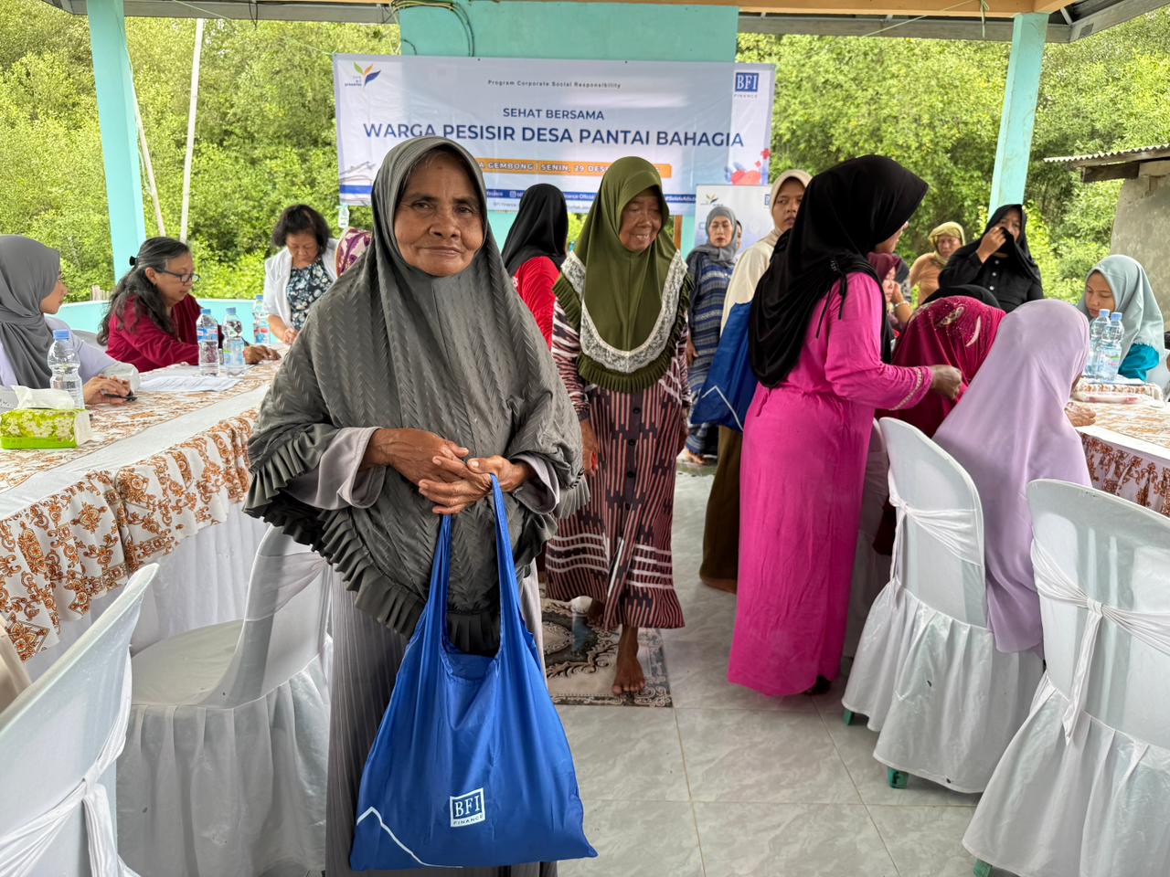 Distribution of staple food packages