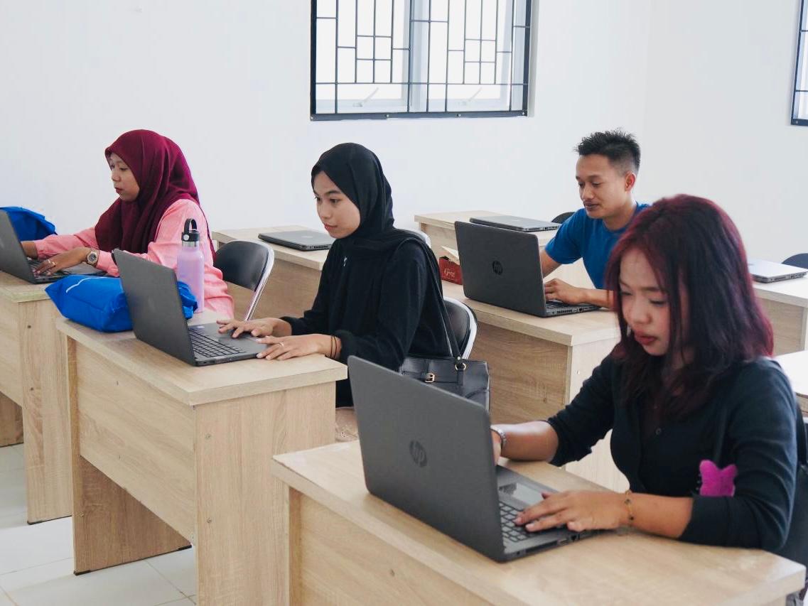 Peserta Kejar Paket C memanfaatkan fasilitas laptop dari BFI Finance 