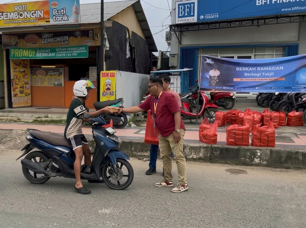 Pembagian takjil di depan Kantor Cabang Berau, Kalimantan Timur