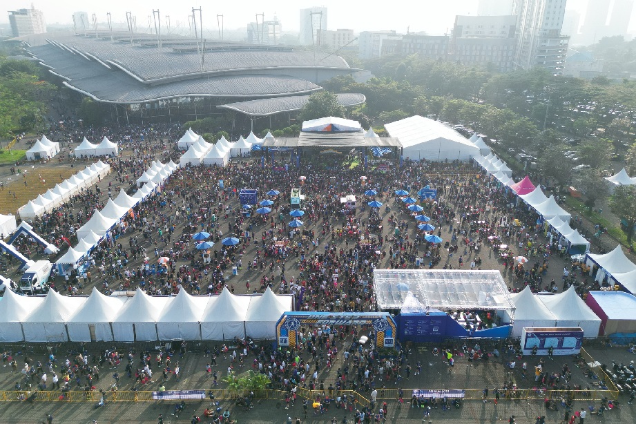 Sepuluh ribu peserta memadati race village