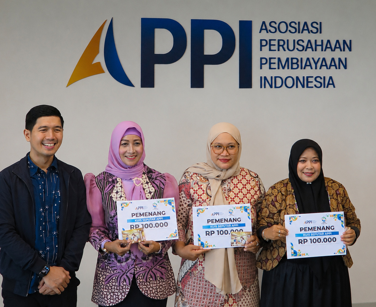 Sesi belajar diwarnai dengan hadiah melalui kuis yang diadakan tentang materi pembelajaran 