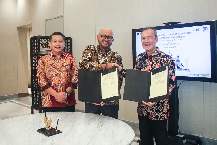 Bapak Sudjono (kanan) bersama Bapak I Gede Widya Anantayoga (tengah) dan  Bapak Pancaran Affendi dalam acara penandatanganan kerja sama Integrated Cash Management 