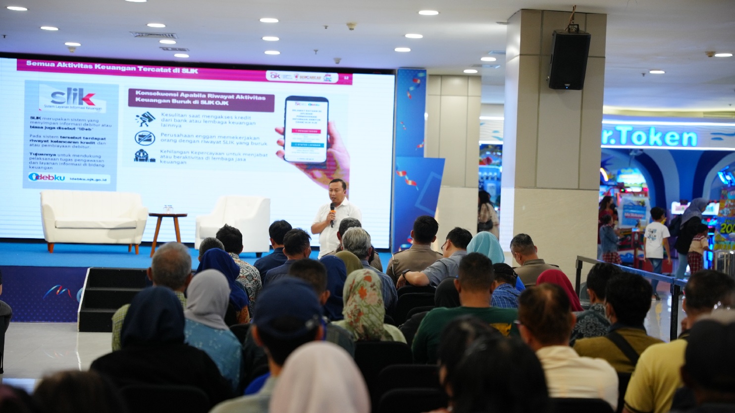 Pemaparan materi literasi keuangan dari OJK Provinsi Jawa Timur