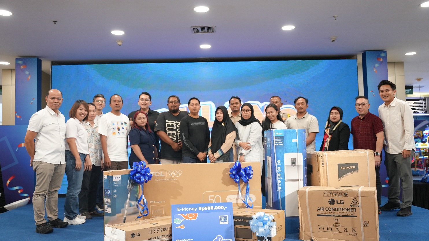 The PUTAR PASTI HOKI program for used-car financing customers at Bursa Mobil Sobat BFI, BG Junction Mall Surabaya