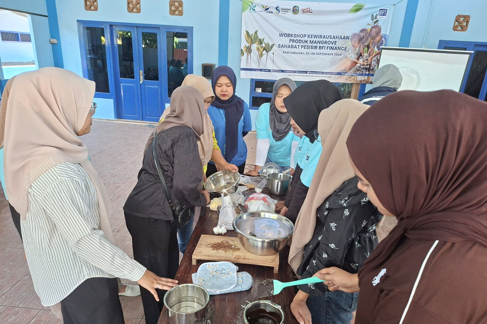 Para peserta manfaatkan mangrove untuk dbuat menjadi kue brownies