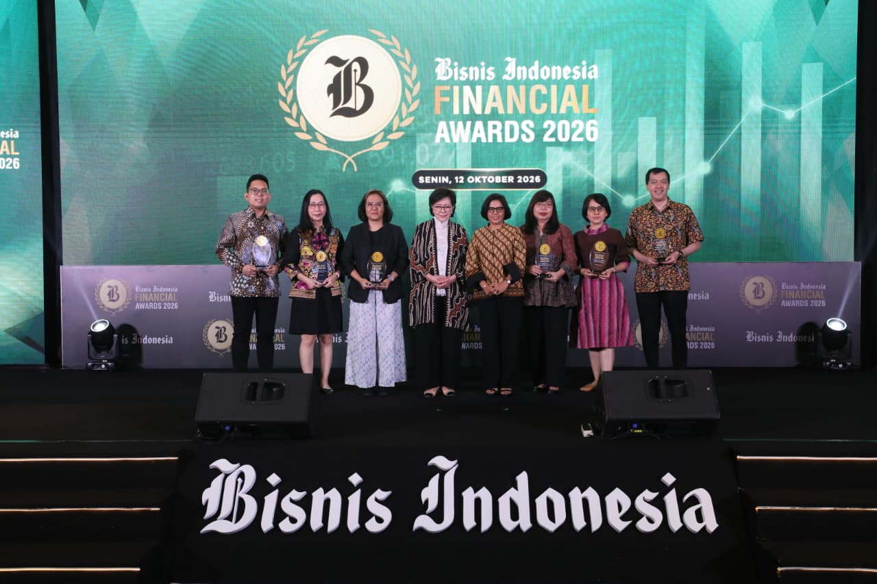 BFI Finance representative Dian Ariffahmi, Corporate Communication Head (third from the left), poses for a group photo with the award recipients at the Bisnis Indonesia Financial Awards 2026