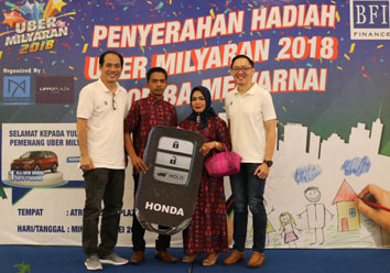 BFI Finance Presented a Car to a Loyal Customer in Jambi